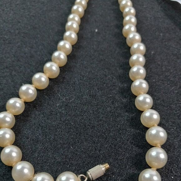 Vintage Faux Pearl Knotted withRibbed Barrel Screw Clasp - Picture 5 of 6